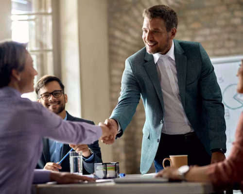 Companeros Trabajo Negocios Dandose Mano Reunion Oficina Foco Esta Hombre Negocios 637285 7009 | EXPORT4LIFE SL